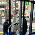 渋谷の路面店内に車を搬入せよ～大型ドアを脱着して特殊案件のミッションクリア