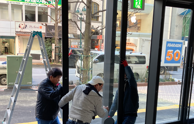 渋谷の路面店内に車を搬入せよ～大型ドアを脱着して特殊案件のミッションクリア